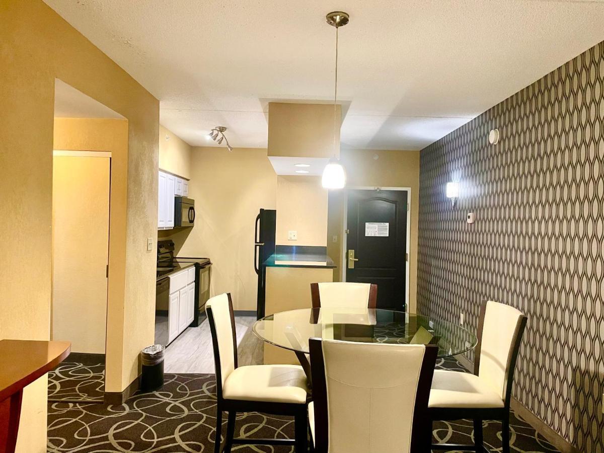 Park Manor Hotel Clifton Park Dış mekan fotoğraf A suite at the Hilton Garden Inn in San Francisco
