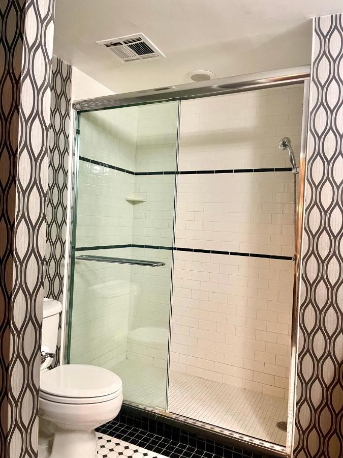 Park Manor Hotel Clifton Park Dış mekan fotoğraf A shower door