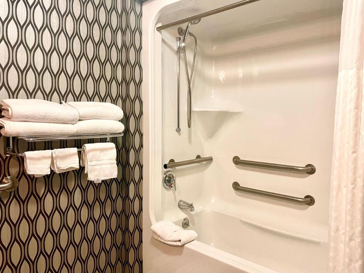 Park Manor Hotel Clifton Park Dış mekan fotoğraf A shower with grab bars