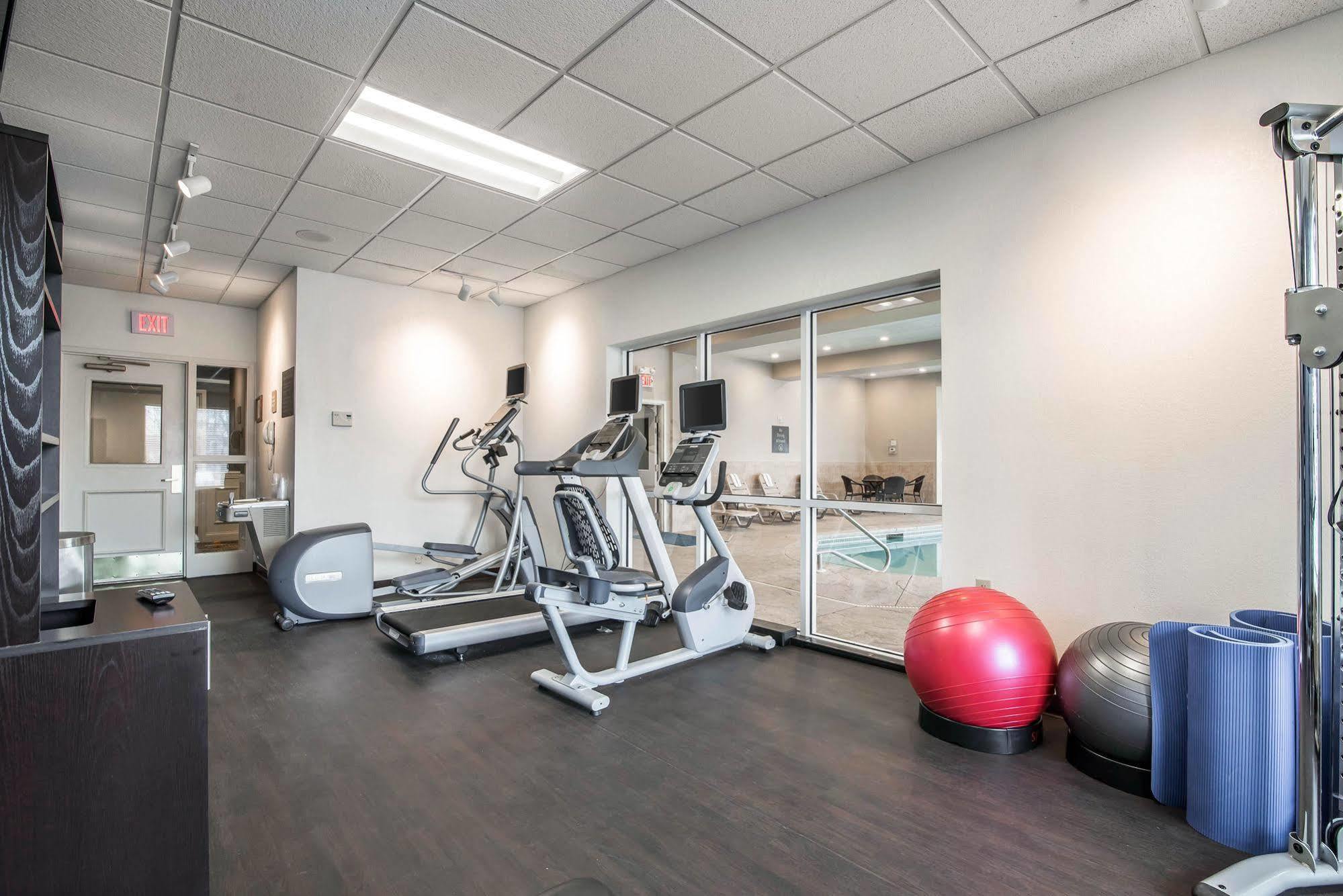 Park Manor Hotel Clifton Park Dış mekan fotoğraf The fitness center at the 100 North Main Street location