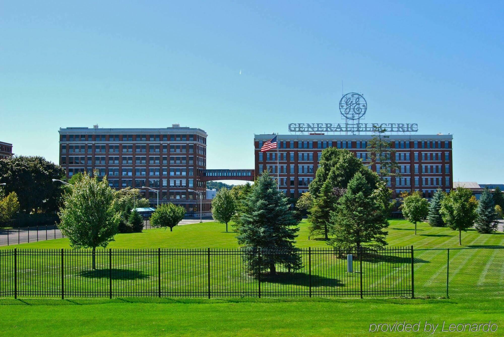 Park Manor Hotel Clifton Park Dış mekan fotoğraf The General Motors Technical Center in Warren, Michigan